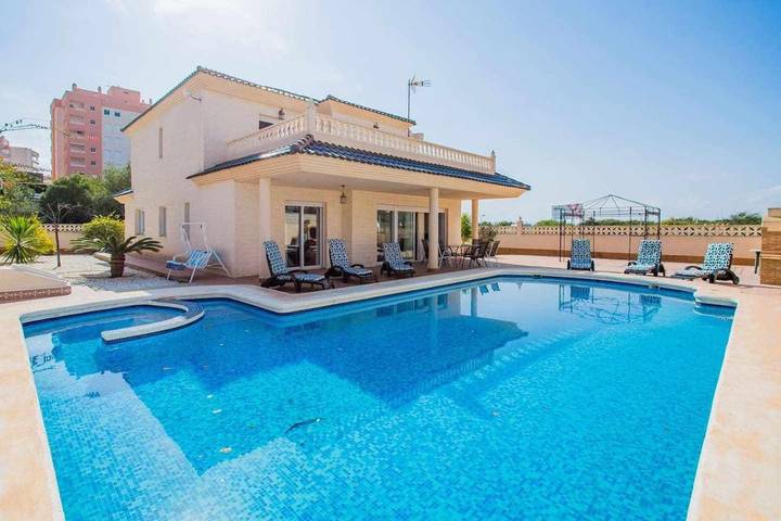 Chalet para 15 personas, con jardín y terraza además de jacuzzi y piscina en La Manga