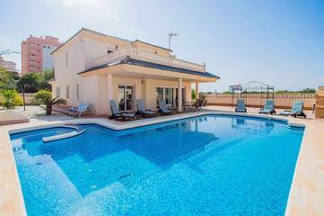 Chalet para 12 personas, con jardín y terraza además de piscina y jacuzzi en Campo de Cartagena