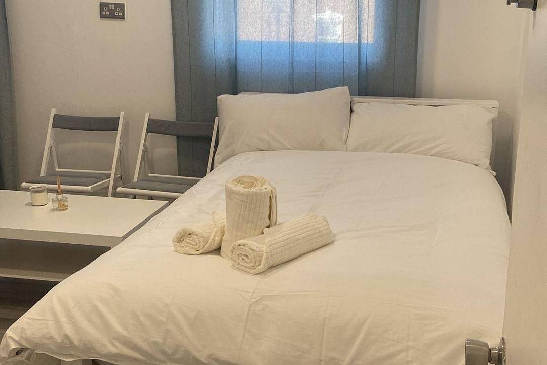 Entire studio, Studio- Sleeps 2-Pets Ok-Action Park and Stn Close in Ealing, London