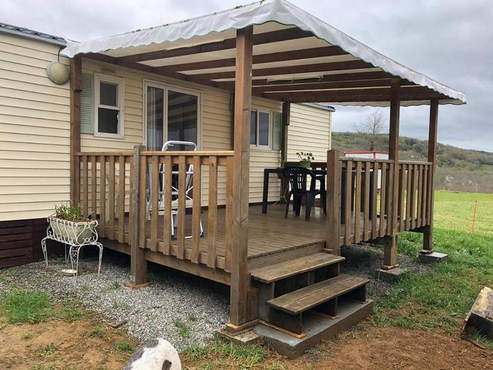 Location de vacances pour 4 personnes, avec jardin ainsi que vue et piscine à Tourtouse