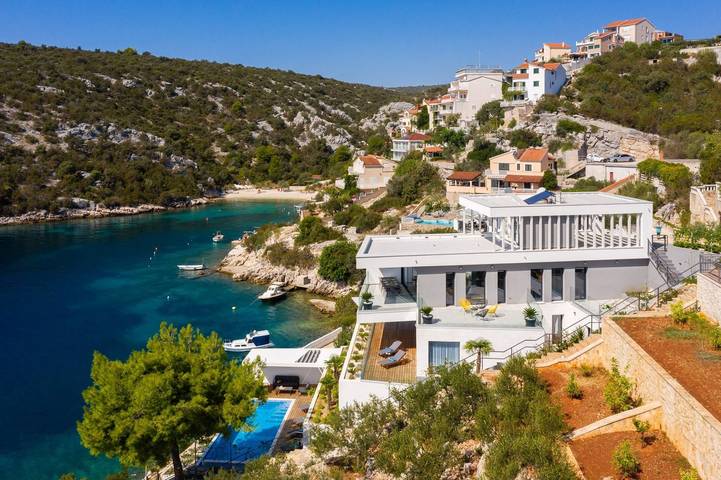 Luxury Beach Villa Marina Prestige w/ Heated Pool in Vinisce, Condado de Split-Dalmácia