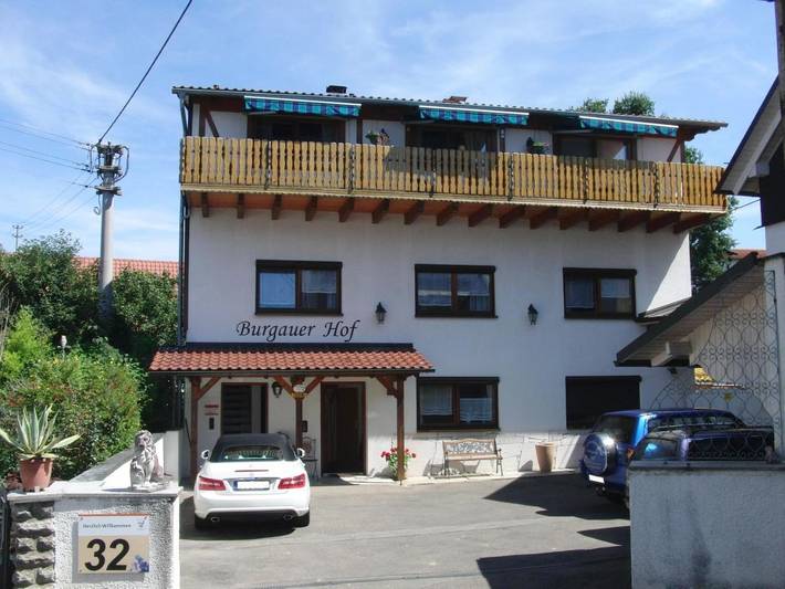 Ferienwohnung für 6 Personen, mit Balkon und Terrasse sowie Garten und Ausblick in Burgau
