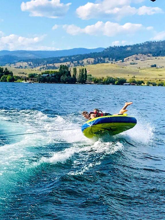 Vacation rental for 5 people, with yard and hot tub in Flathead Lake