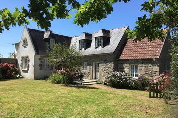 Gîte pour 6 personnes, avec terrasse et jardin à Rospez