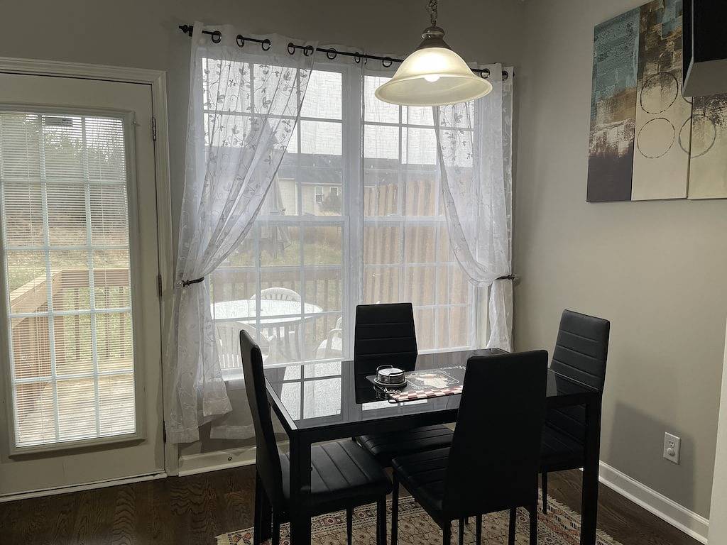 Spacious 3 level Townhome in prime location! Tvs & fans in all 4 bedrooms!! in High Point, Guilford County