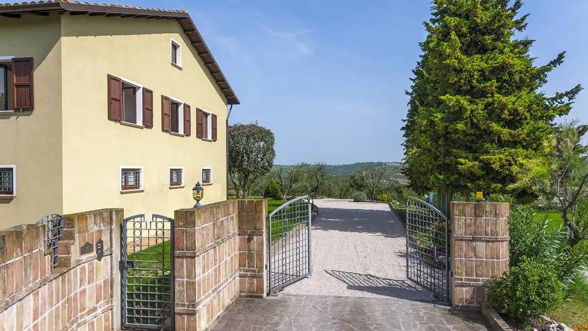 Casa vacanza per 4 persone, con piscina e giardino, con animali domestici a San Costanzo