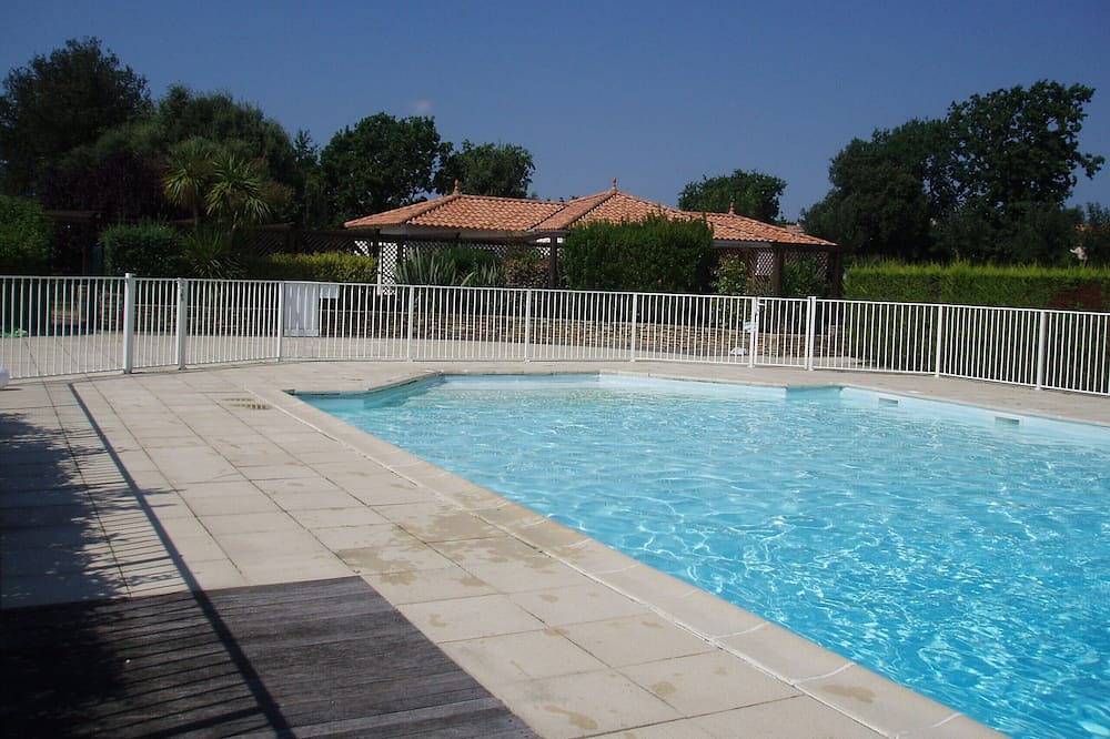 Pequeña casa, 300 m de playa, capacidad para 4 personas, piscina en la residencia in Saint-Michel-Chef-Chef, Côte de Jade