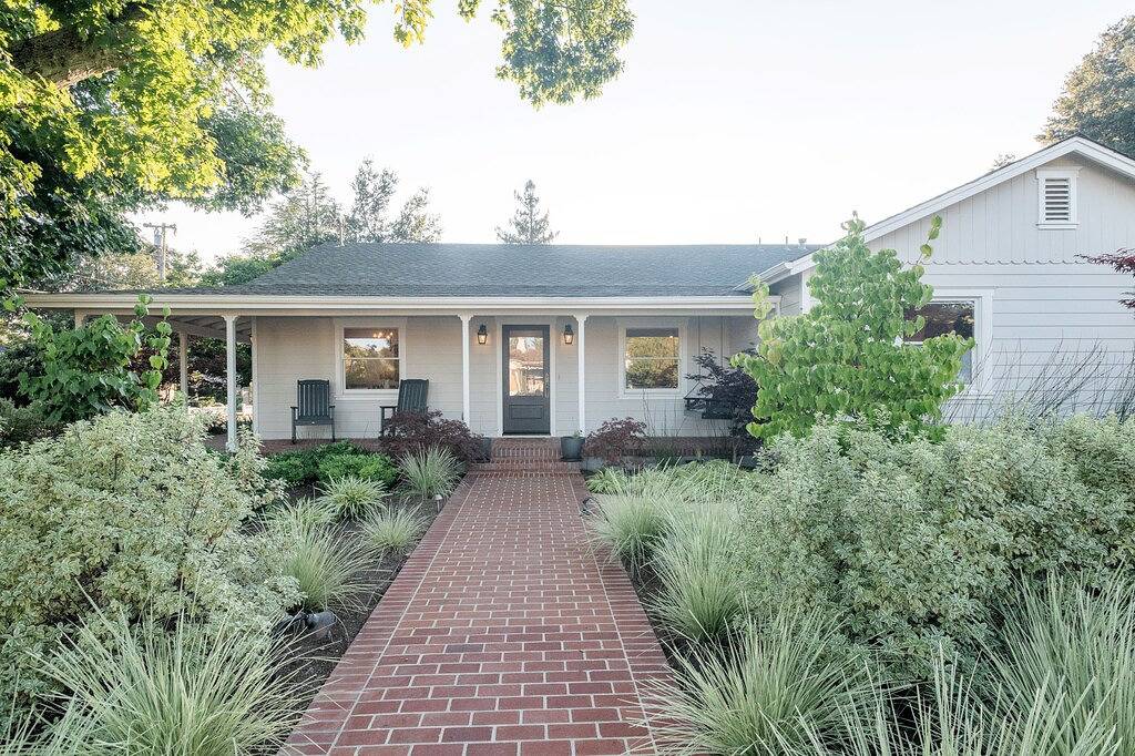 Sonoma Square Gem! Charming New Farmhouse w Pool + Private Detached Guest Suite in Sonoma, California North Coast