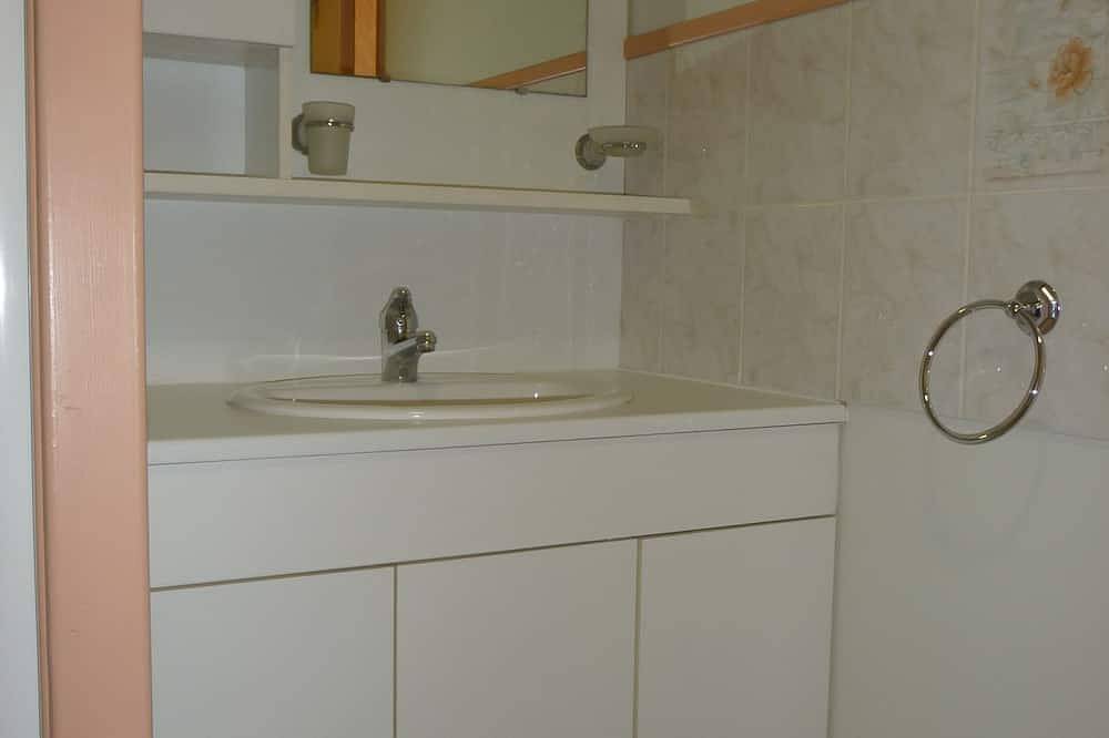 Appartement entier, Très joli gite 35 m² équipé avec piscine et jardin in Die, Parc naturel régional du Vercors