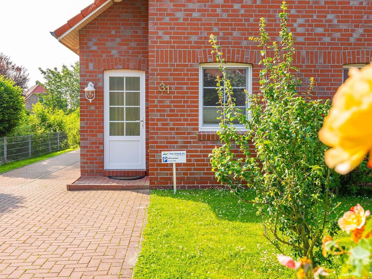 Mittsommer - Schönes Ferienhaus (100qm) für 6 Personen mit Kamin, Garten und Wasserzugang in Eilsum, Krummhörn