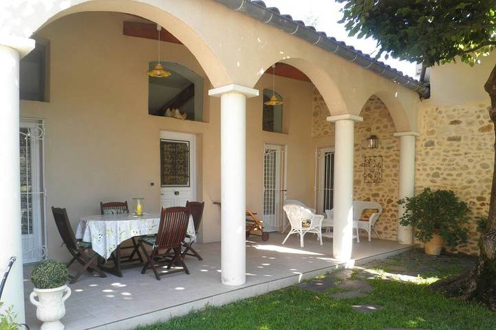 Gîte pour 3 personnes, avec terrasse ainsi que piscine et jardin