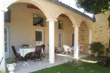 Gîte pour 3 personnes, avec terrasse ainsi que piscine et jardin à Les Mages