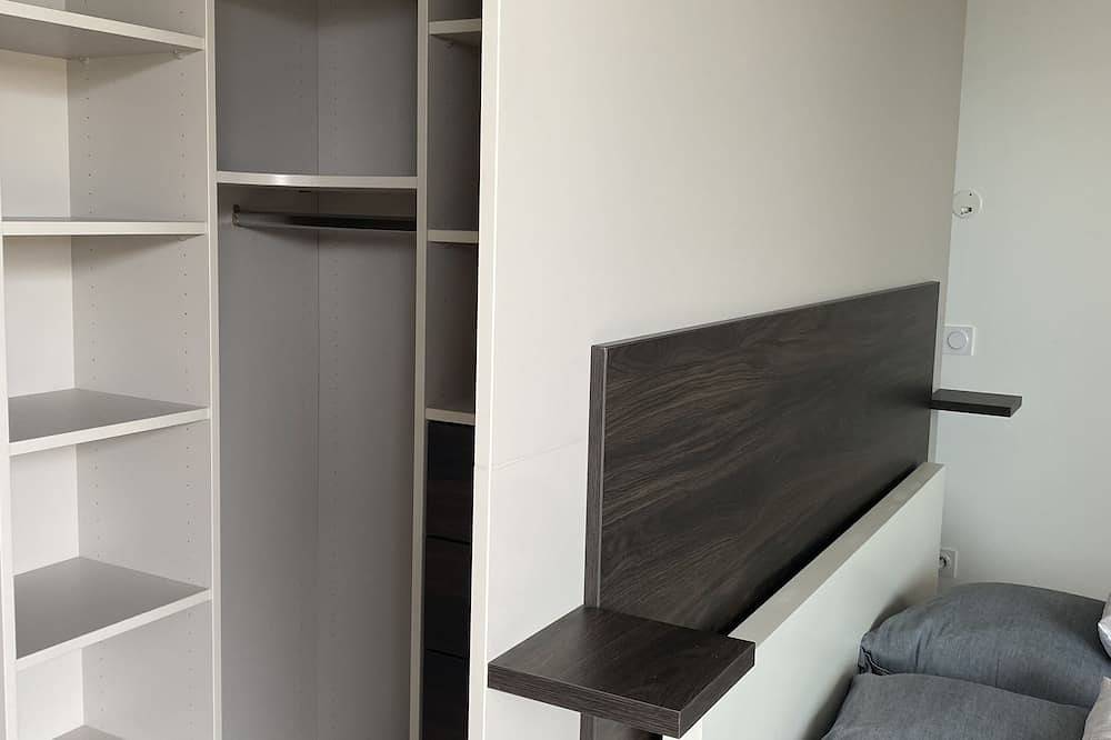 Architect-designed villa on private estate. Swimming pool open with dates and times. in Ensuès-la-Redonne, Istres region