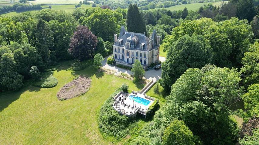 Villa pour 15 personnes, avec vue sur le lac et jardin ainsi que piscine et vue
