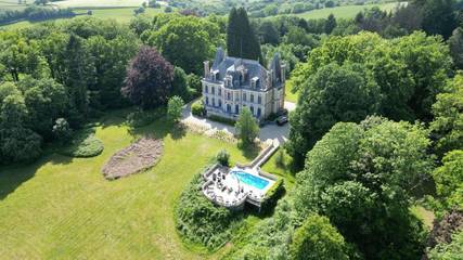 Cottage pour 15 personnes, avec piscine et vue sur le lac ainsi que vue et jardin à Saint-Léger-de-Fougeret