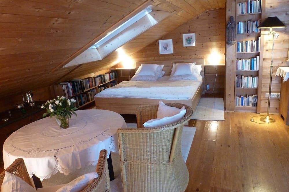 Ganze Wohnung, Ferienwohnung Ost, 40 qm Dachgeschoss, 1 kombiniertes Wohn- und Schlafzimmer in Höslwang, Chiemsee