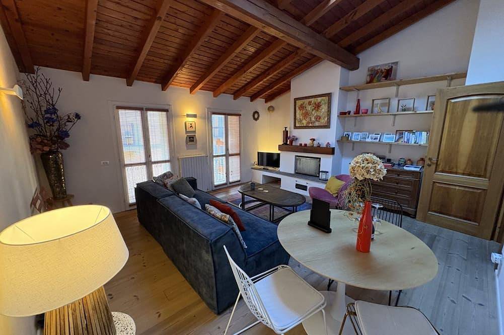 Entire apartment, Luxury apartment in the heart of Arona, just steps from the lake and just 10 meters from Via Cavour, Arona's main shopping street with boutiques, restaurants, and shops for every need. This beautiful two-room apartment features wood and stoneware floors in Arona (Lago Maggiore), Comune di Arona