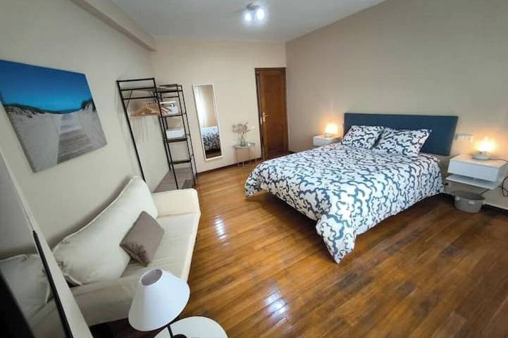 Entire apartment, Very bright and centrally located apartment 1°D in Santiago de Compostela, La Coruña Province