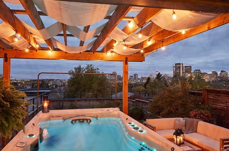 Holiday rental for 8 people, with hot tub in Calgary