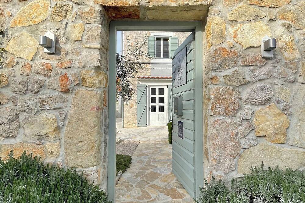 Das Bootshaus. Ein großes Haus mit Garten nur für Euch! in Betina, Tisno