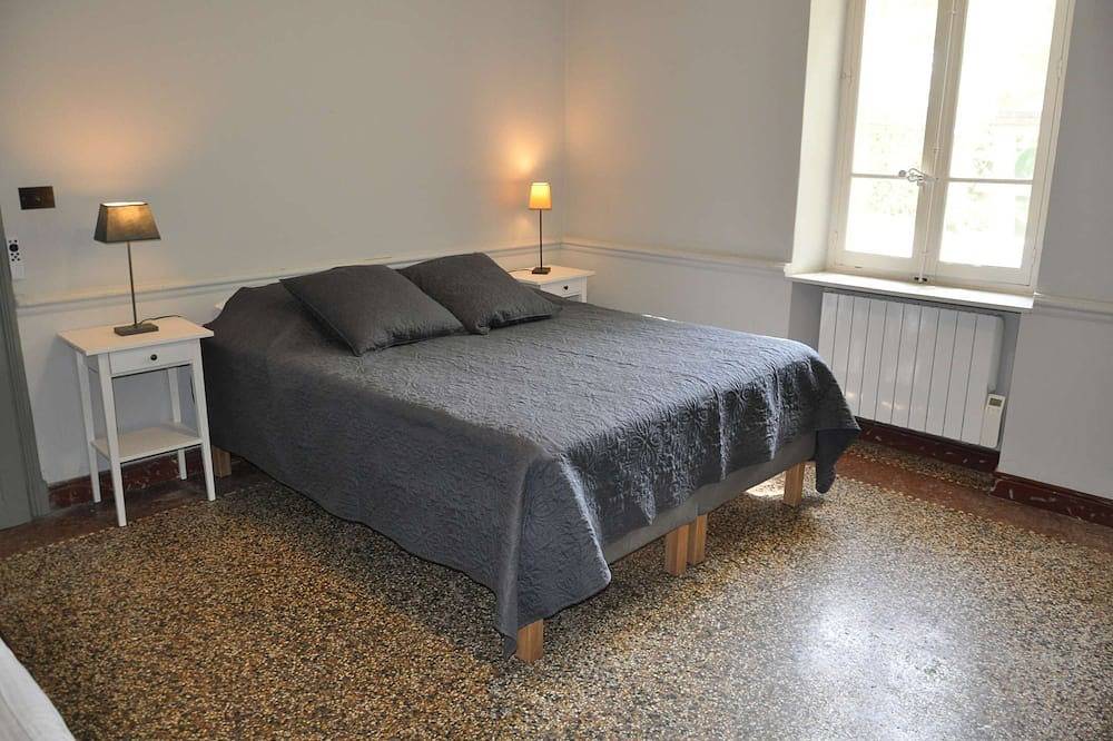 Between Avignon and Les Alpilles, vacation home on the outskirts of the village of Rognonas, animals... in Rognonas, Region de Arles