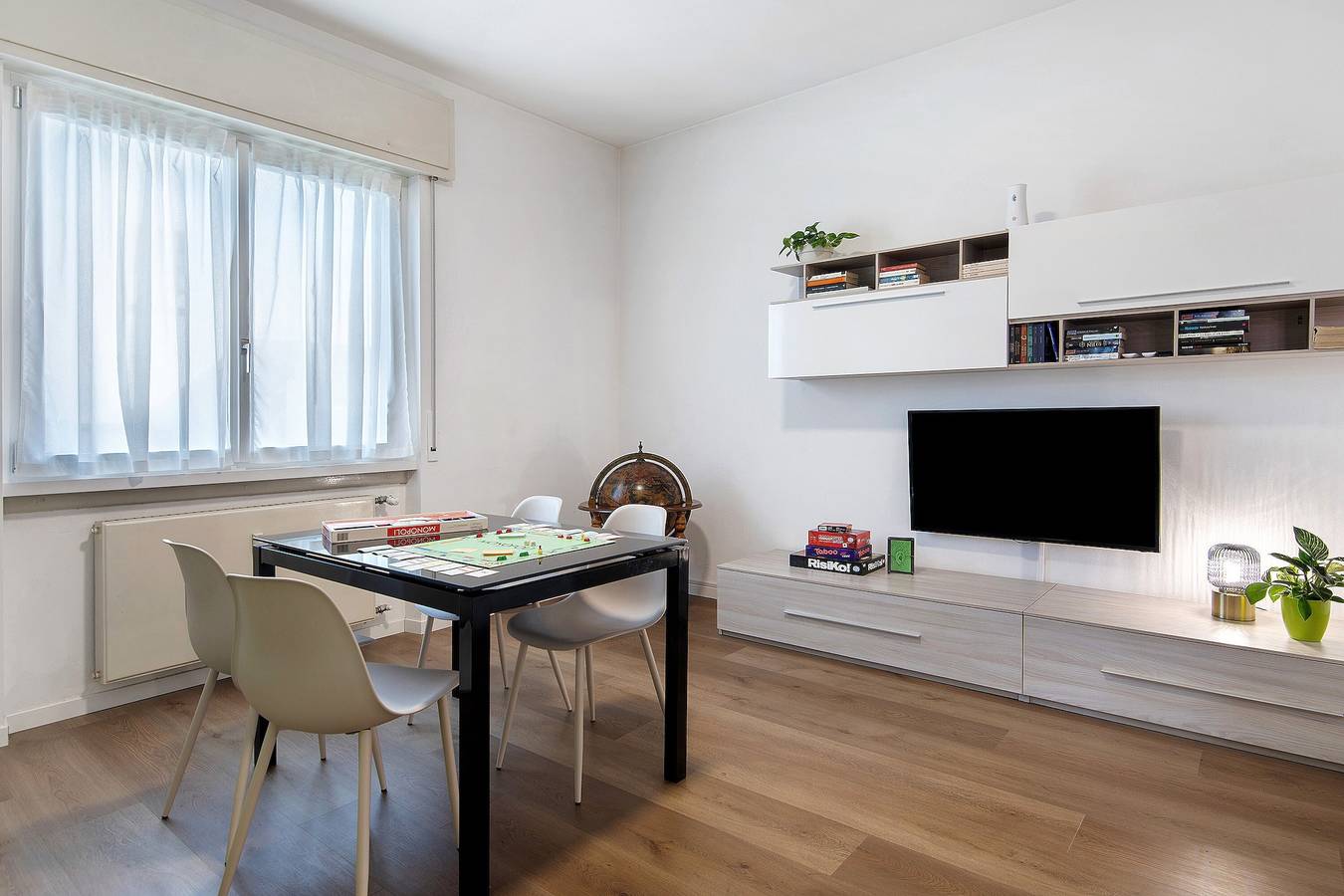 Dante210 Entire Apartment: 2 Bedrooms, Bathroom, Living Room & Kitchen in Cassina Rizzardi, Como Province