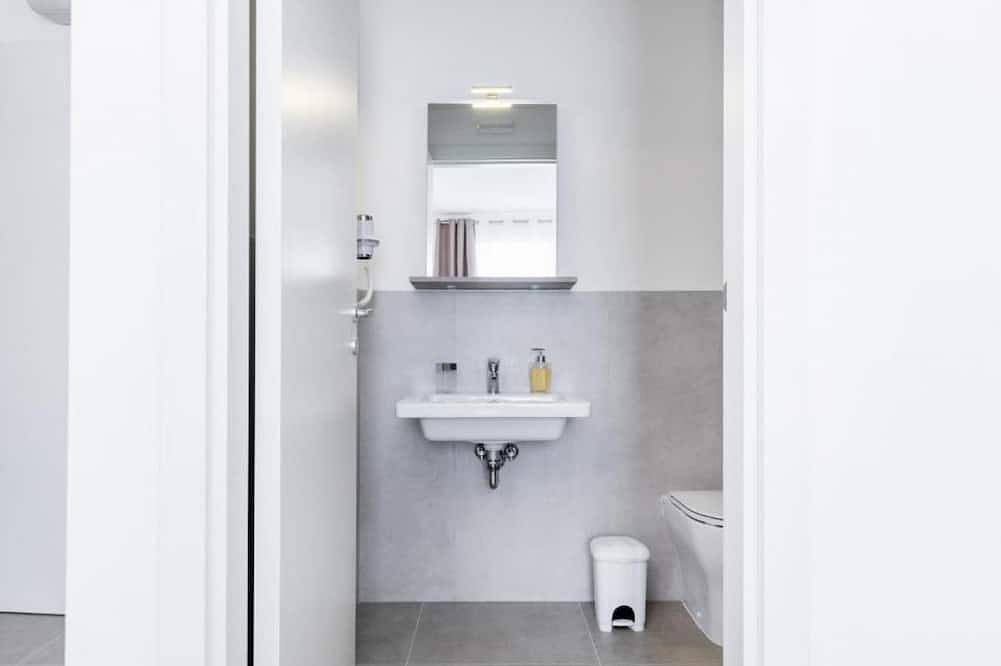 🏡 Modern & Functional Rooms in Mestre – Brand-New Guesthouse with Free Parkingperfectly located for Venice: bus no. 5 passes every 10 minutes and takes you directly to the historic center in just a few minutes! Rooms are equipped with a comfortable in Mestre, Venice