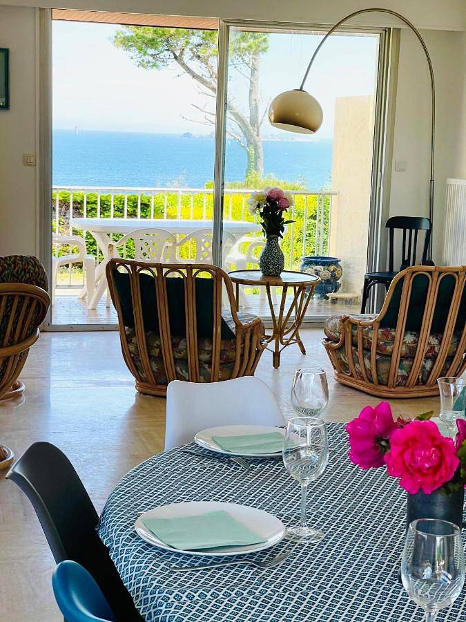 Location de vacances pour 10 personnes, avec Balcon et Terrasse ainsi que Jardin et Vue dans Plage de La Fourberie