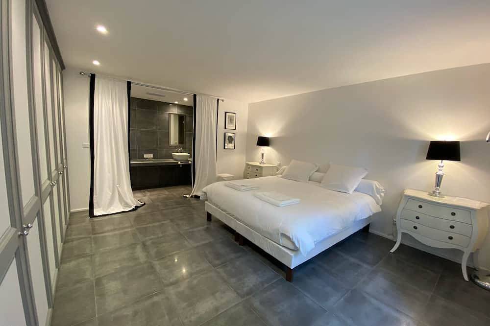 Magnífica villa provenzal de 300 m2 con aire acondicionado y una gran piscina orientada al sur. in Aurons, Region de Aix-en-Provence