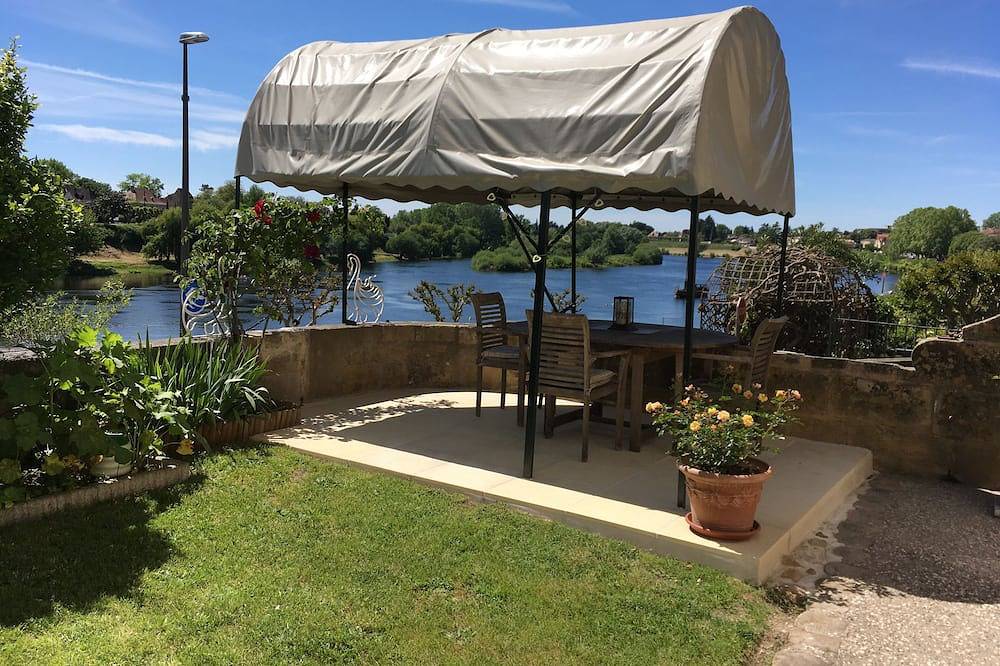 Appartement entier, Magnifique appartement en bord de rivière avec jardin privé donnant sur La Dordogne. in Bergerac, Périgord Pourpre