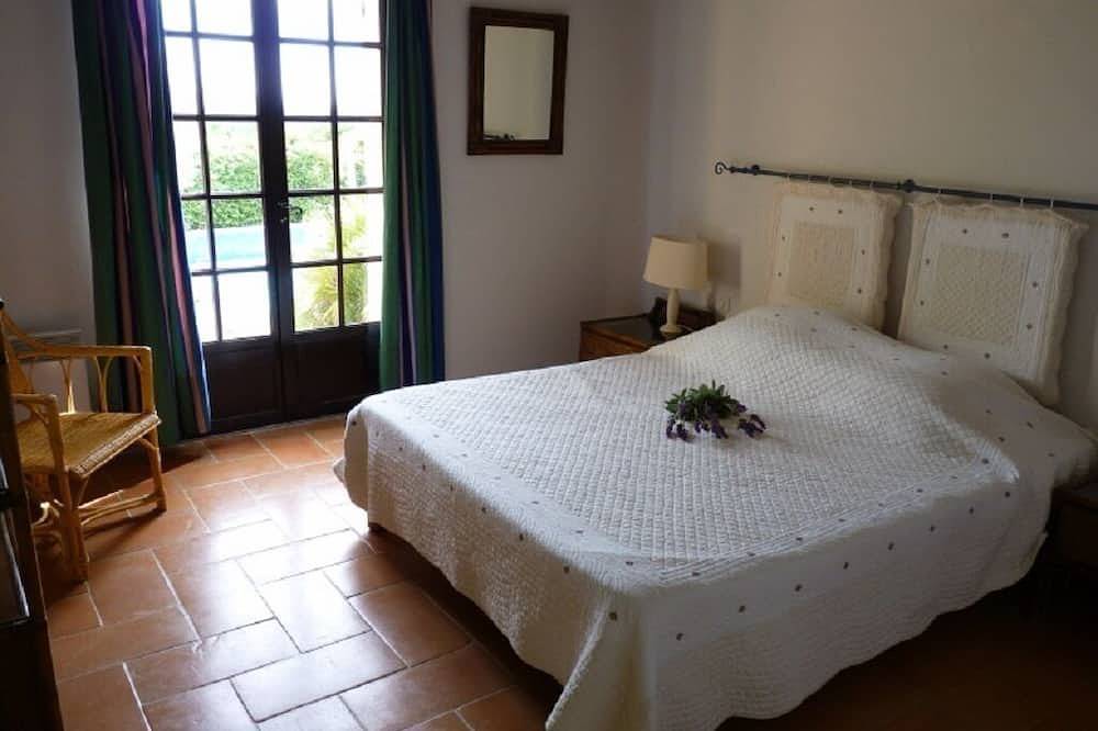 Traditional  Family Villa A/C, 3 bedrooms, sleeps 6, easy walk to the village in Callas, Draguignan region