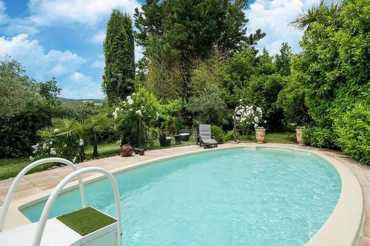 Ferienhaus für 2 Personen, mit Whirlpool und Terrasse sowie Garten und Pool
