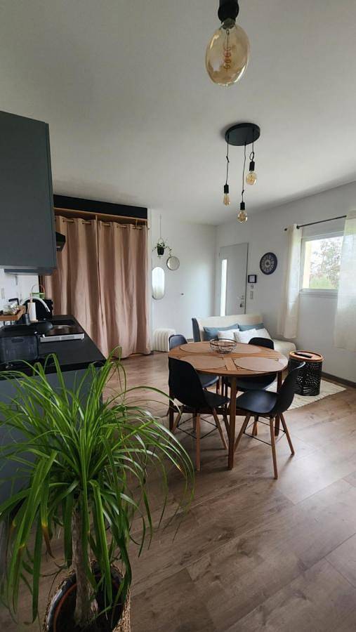 Location de vacances pour 3 personnes, avec jardin ainsi que piscine et vue à Monbazillac