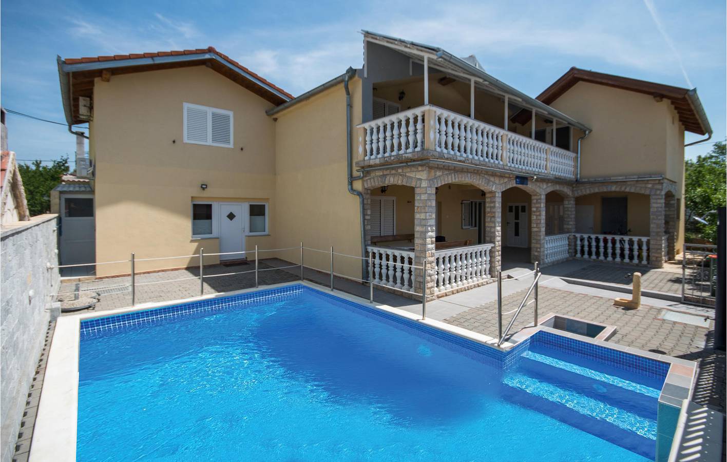 Ganze Ferienwohnung, Reizendes Apartment in Kakma mit Pool, WLAN und in der Nähe des Stadtzentrums in Općina Polača, Zadar