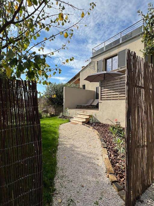 Gîte pour 2 personnes, avec balcon et piscine ainsi que jacuzzi et jardin à Vernègues - 2