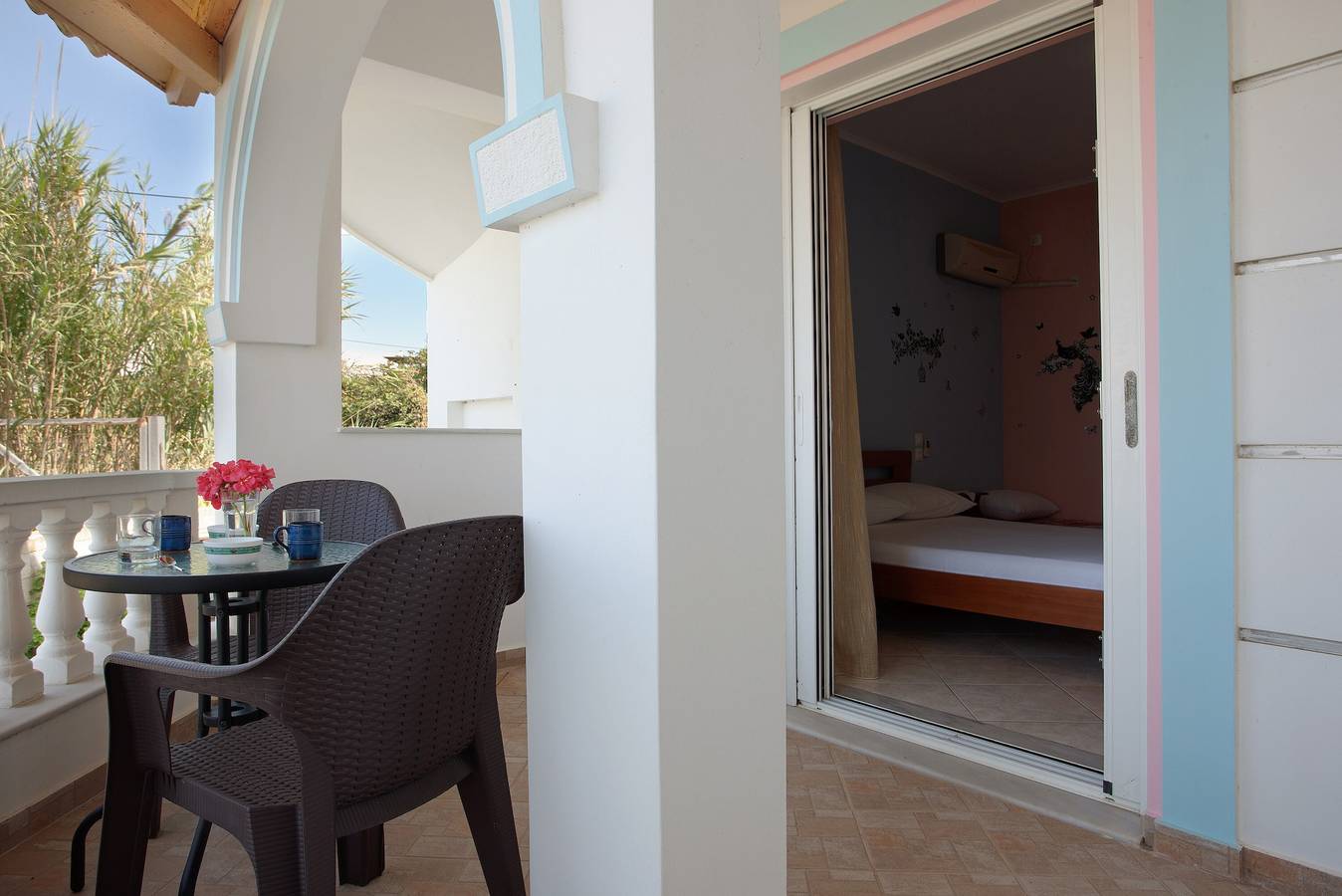 Geheel appartement, Huisdiervriendelijk appartement 'Vorrisi' met zeezicht, terrassen & A/C in Psarou, Alykes
