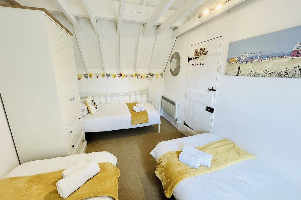 Dog Friendly Cosy Thatched Cottage Footsteps from Blue Flag beach with log fire in Sea Palling, The Broads