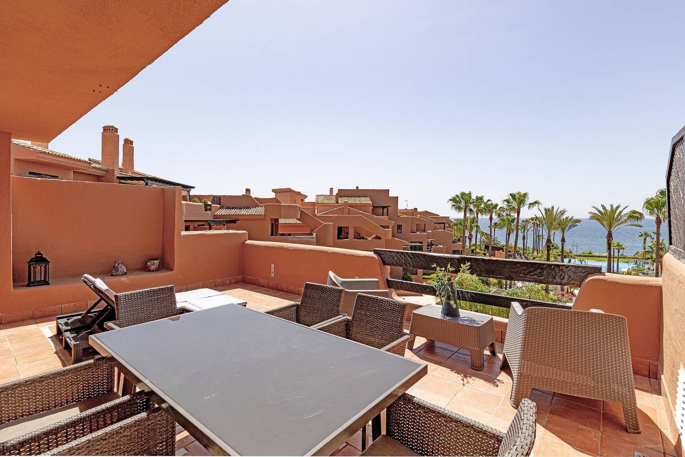 Exclusive, Pet-Friendly Frontline Beach Penthouse with Pool, Terrace & Wi-Fi in Reinoso, Estepona