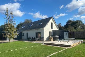 Gîte pour 12 personnes, avec jardin ainsi que jacuzzi et terrasse à Saint-Saëns (Seine-Maritime)