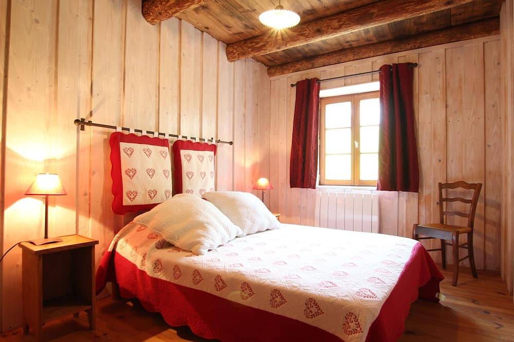 Charmante Maison de Ferme avec Cour Fermée, Proche Loisirs et Nature in Aurec-sur-Loire, Haute-Loire