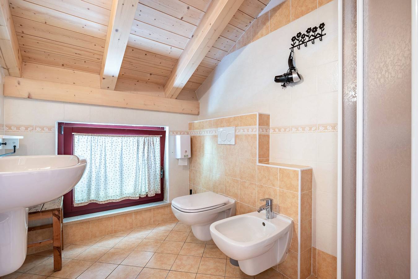 Kamer 'Camera Matrimoniale' met uitzicht op de bergen, gedeelde tuin en balkon, foto 12