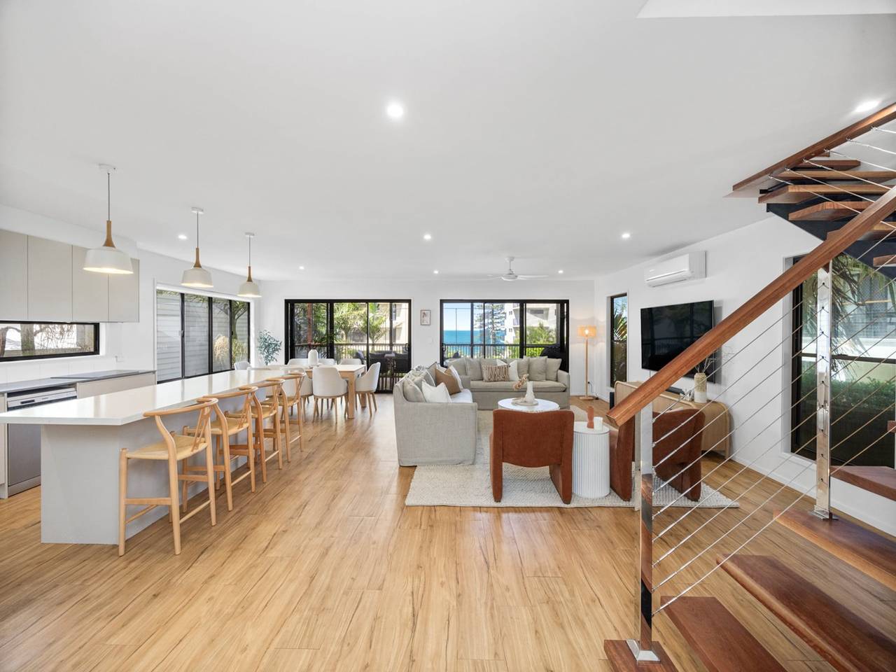 Ganze Wohnung, Helles Familienhaus am Strand mit Meerblick in Coolum Beach, Sunshine Coast