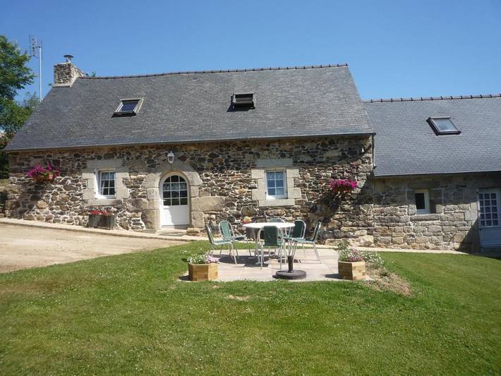 Location de vacances pour 5 personnes, avec Terrasse ainsi que Jardin et Vue à Scrignac