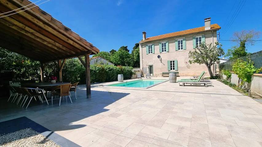 Location de vacances pour 13 personnes, avec terrasse et piscine, animaux acceptés à Olonzac