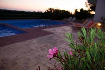 Gîte pour 2 personnes, avec piscine ainsi que vue et jardin dans Triopetra