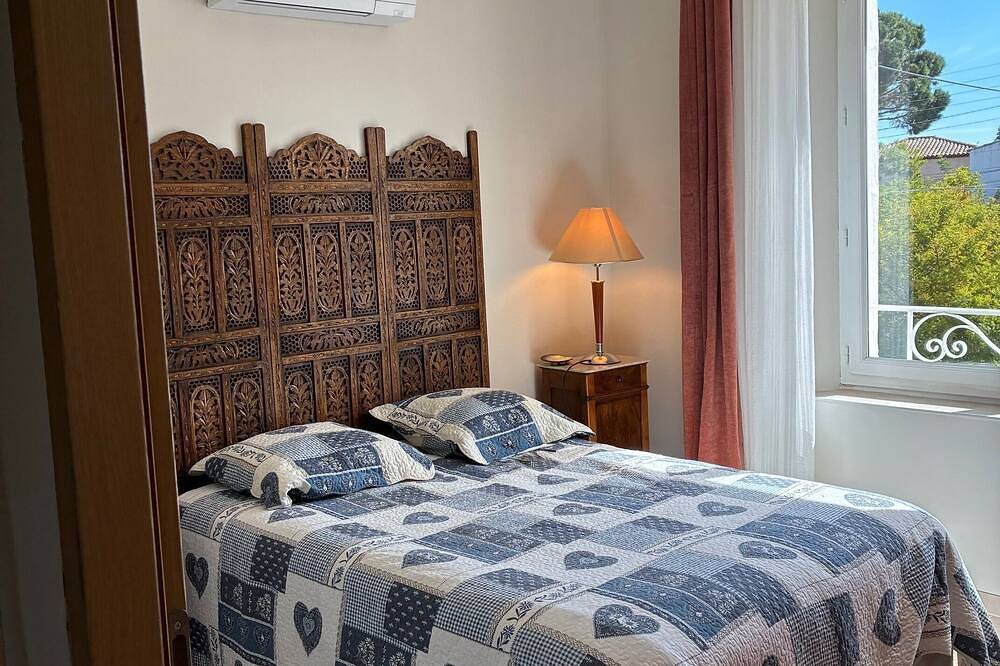 Provencal house with large swimming pool. Close to the sea! in La Garde, Mediterranean Coast (France)