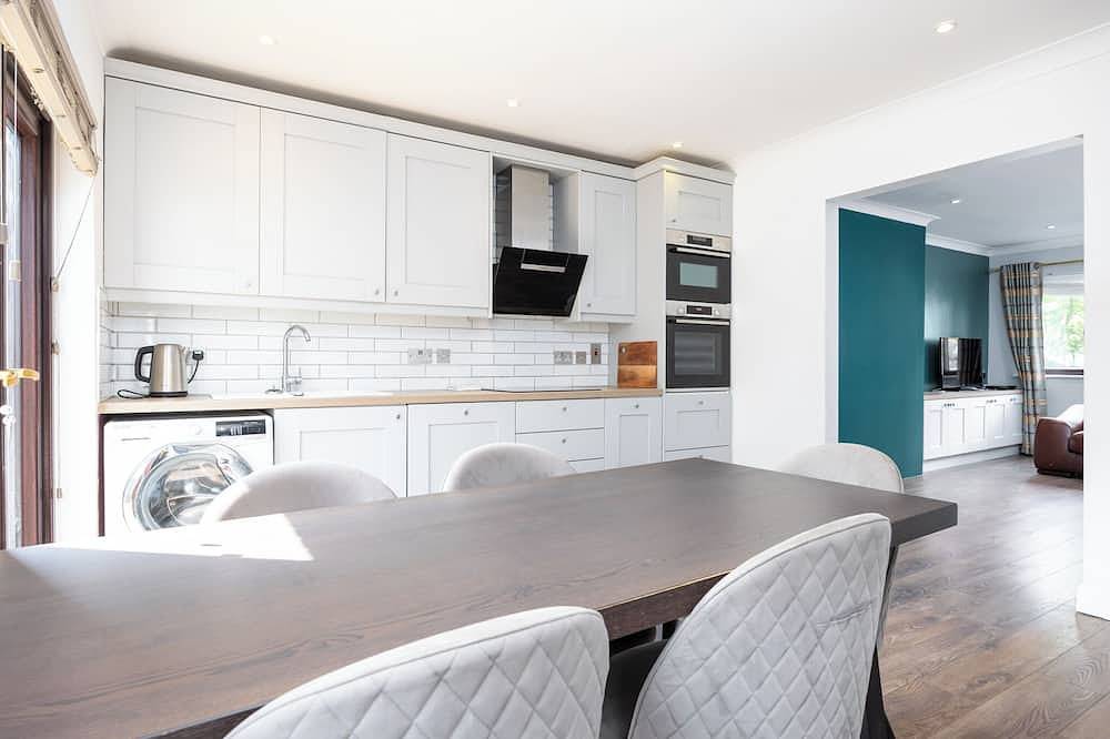 3Bed W/Backyard 10min to Milltown Tram & Bus Stops in Dublin, County Dublin