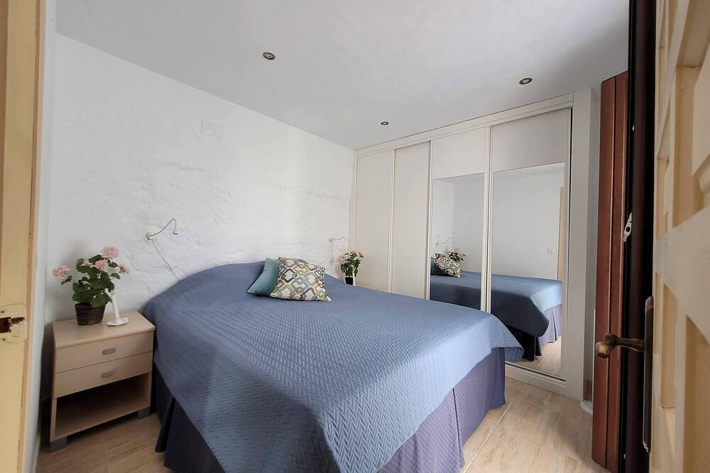 Family townhouse w/private pool, terrace, mountain & sea views. A hikers dream! in Canillas de Albaida, Provincia de Málaga