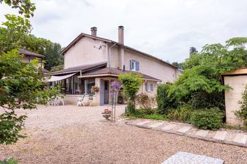 Gîte pour 8 personnes, avec vue sur le lac et jardin à Châtillon-sur-Chalaronne