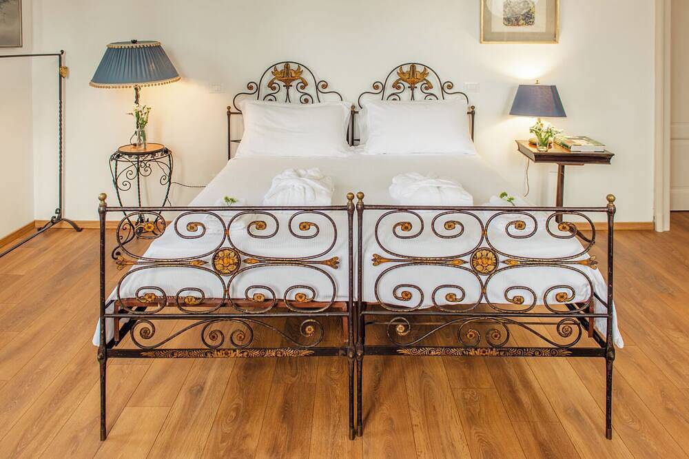Villa Evelina - Sechs Schlafzimmer Villa, Schläft 13 in Travedona, Travedona Monate
